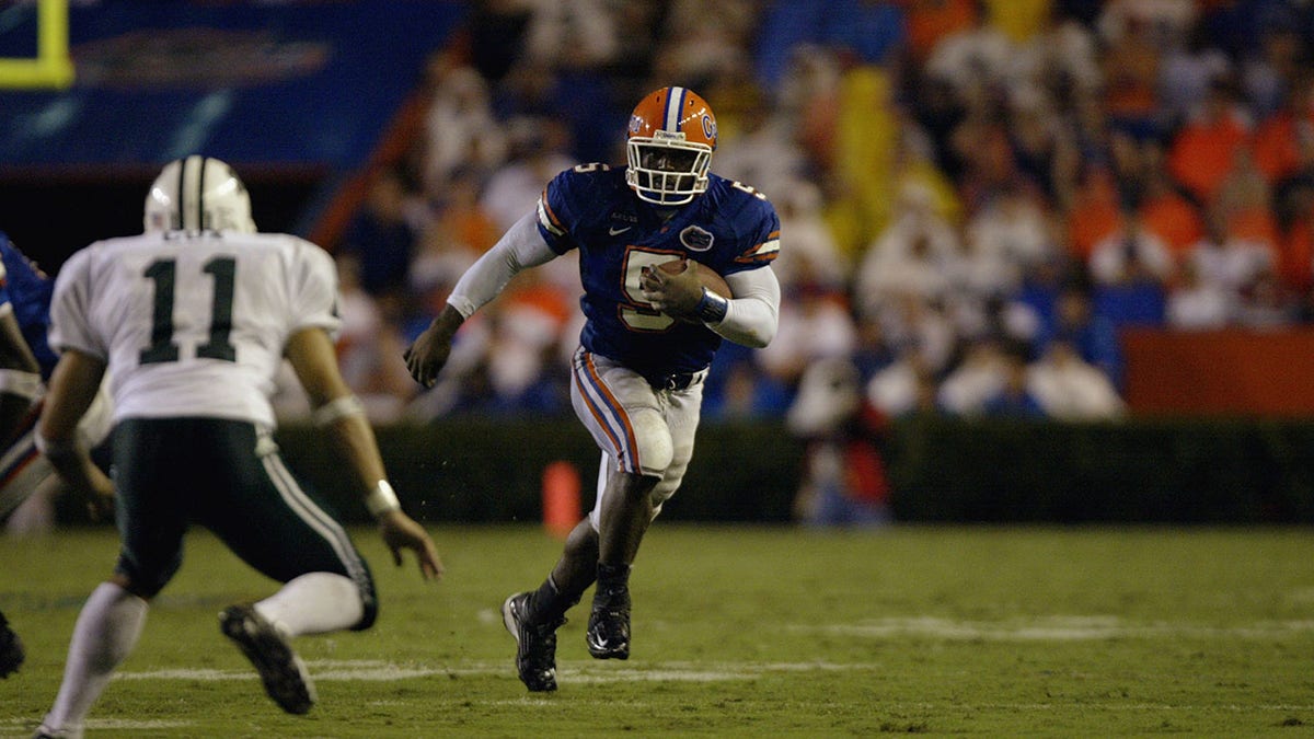 Earnest Graham carries the football during a Florida Gators game