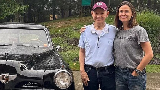 Jennifer Garner surprises dad with gift from 1948 ahead of his birthday